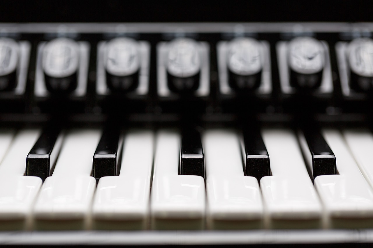 ¿Cómo tocar las letras del piano?