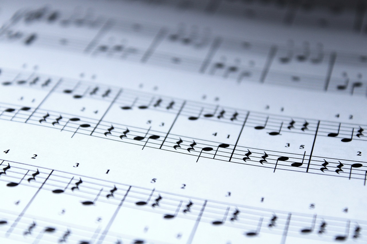¿Cómo afecta la C en el compás musical?