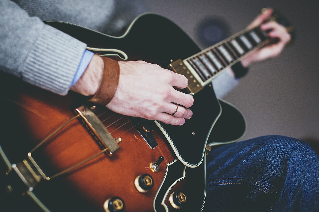 ¿Qué es una guitarra acústica de cuerdas grandes?
