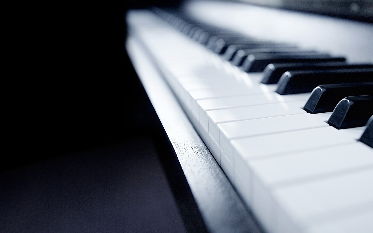 ¿Cómo afectan las teclas negras al sonido del piano?
