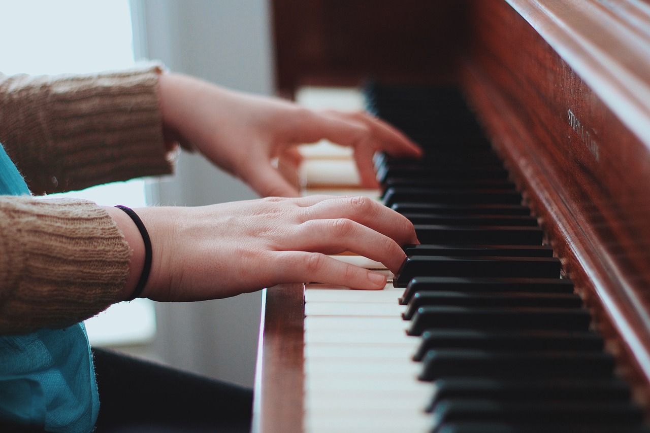 Cómo tocar todos los acordes en piano