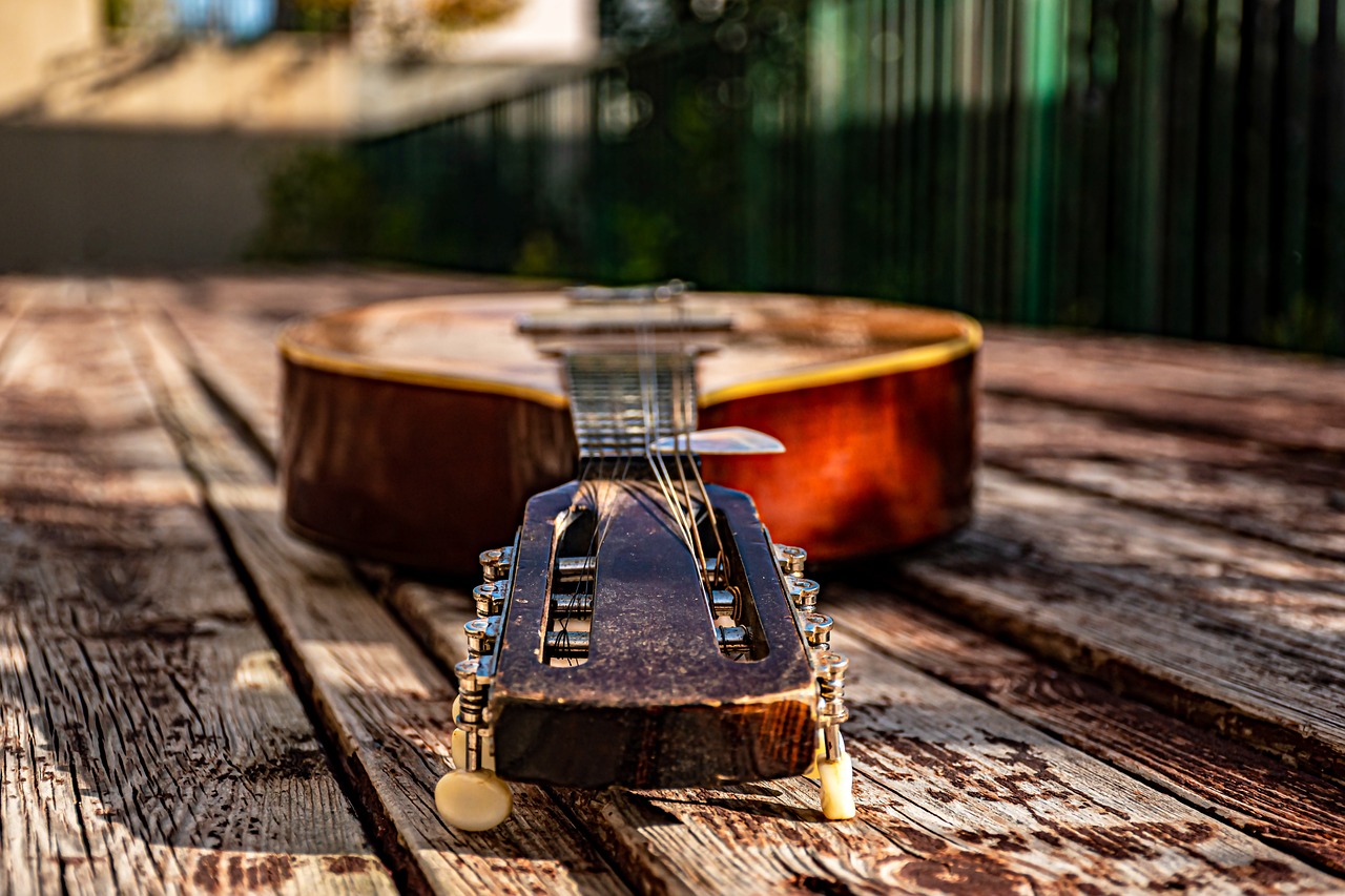 ¿Cómo se produce el sonido del laúd?